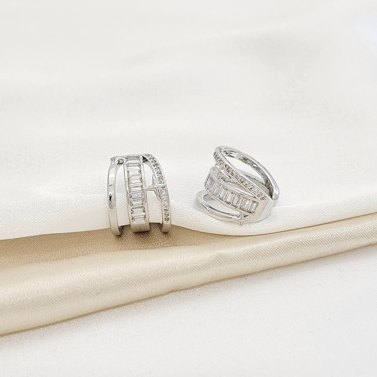 Earcuff Tres Lineas Circones Y Estrellita Plateado Rf K3762