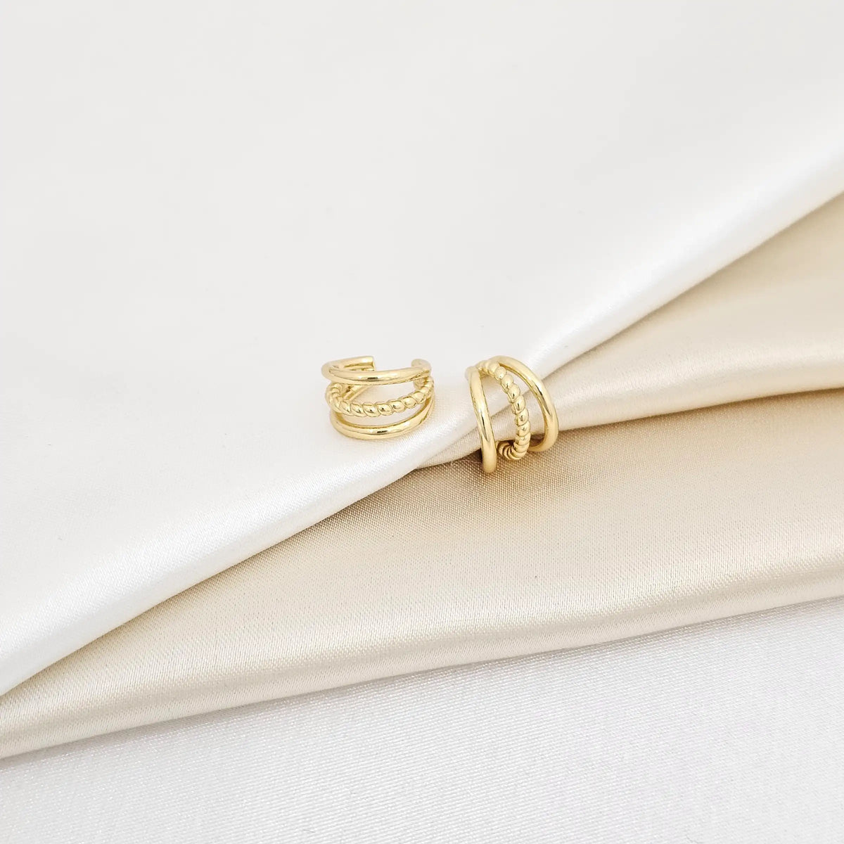 Earcuff Tres Lineas Lisas Con Lazo Dorado Rf K6894