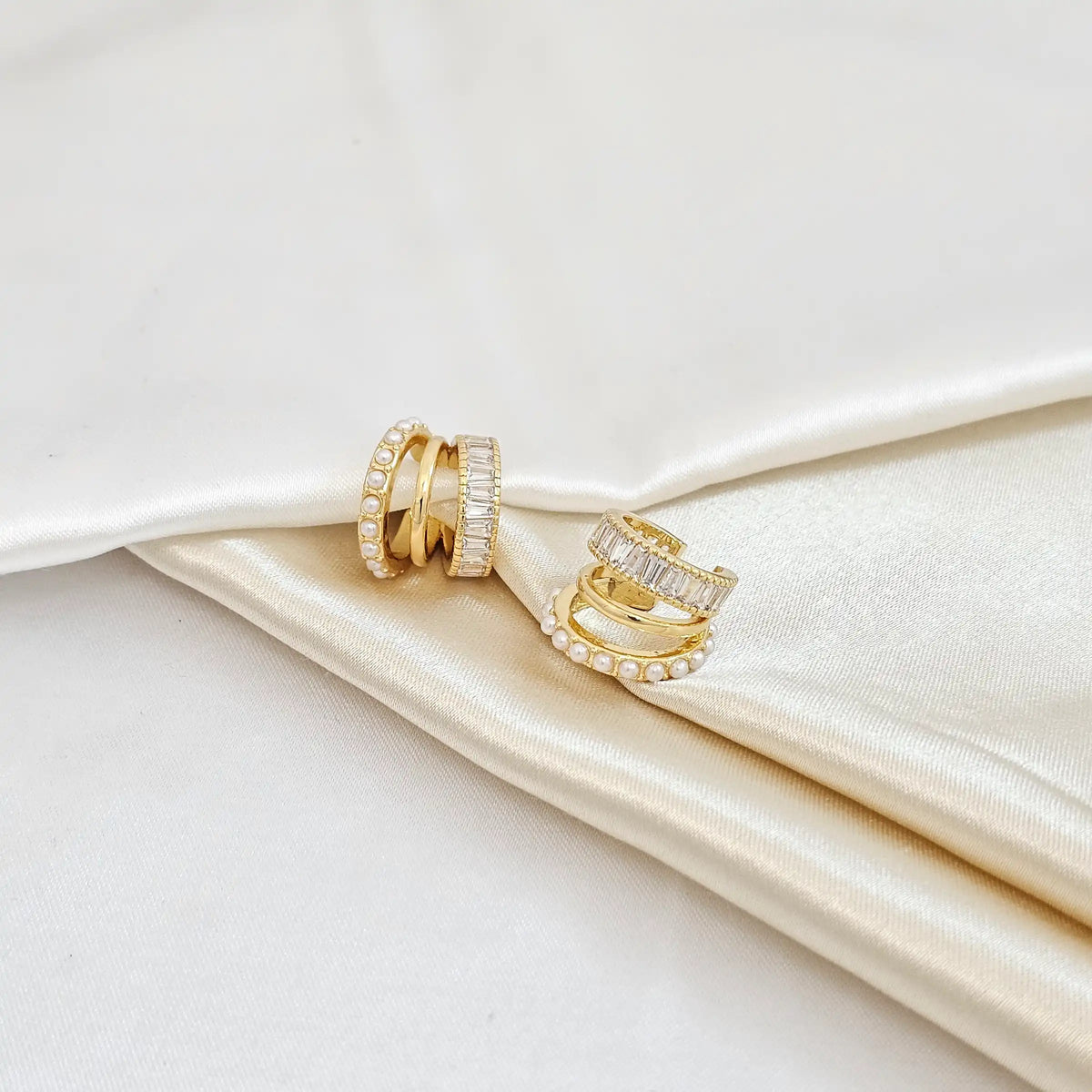 Earcuff Tres Lineas Perlas Pequeñas Y Circones Dorado Rf K4791