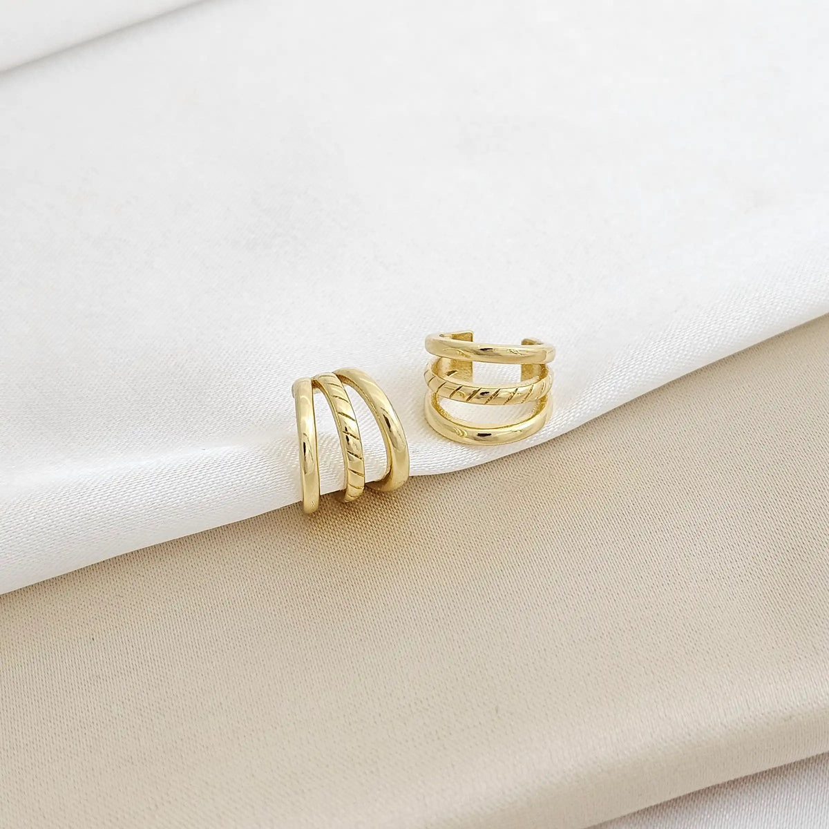 Earcuff Tres Lineas Rayado Dorado Rf K3204