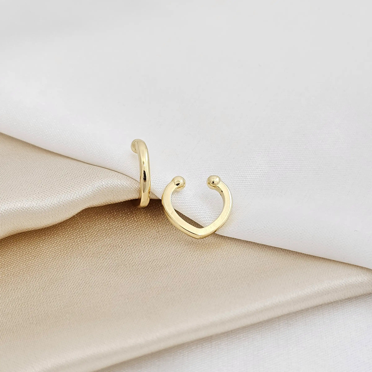 Earcuff V Con Balines Dorado Rf K4021