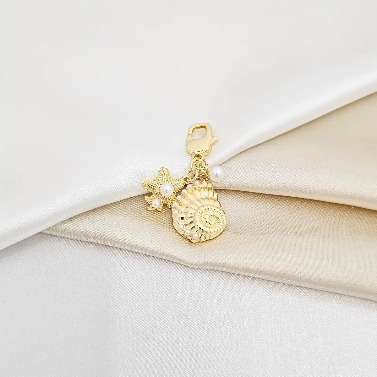 Llavero Caracol Y Estrella De Mar Con Perlas Dorado Rf K6944