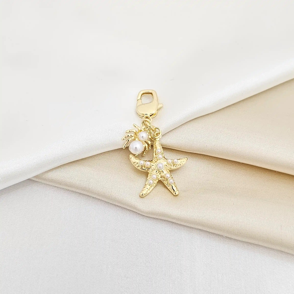 Llavero Estrella De Mar Y Araña Con Perlas Dorado Rf K6939