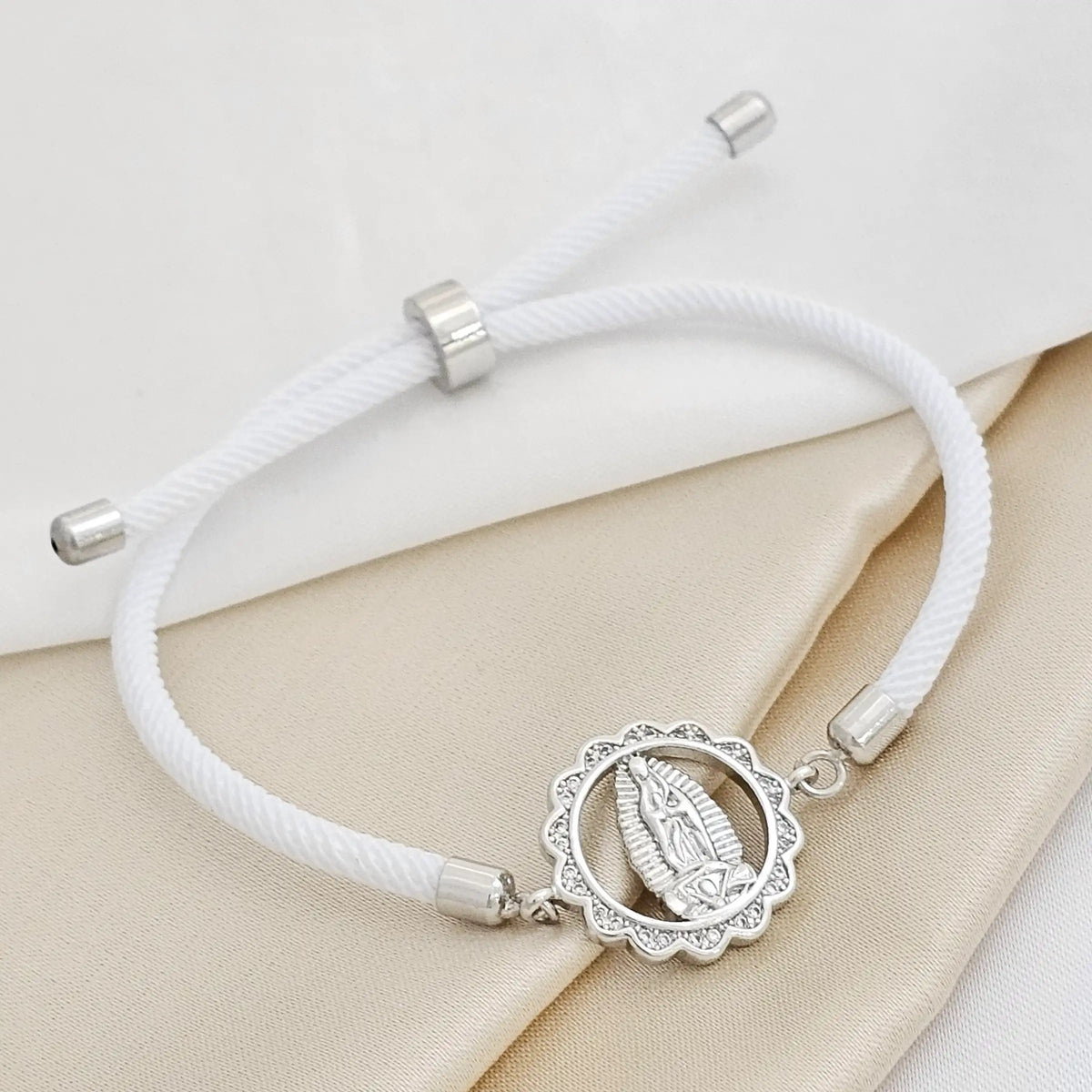 Pulsera Ajustable Blanca Herraje Virgen Circones Plateada Rf K3116