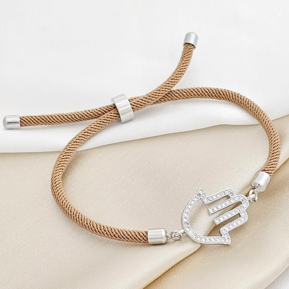 Pulsera Ajustable Marron Herraje Mano Circones Plateada Rf K3128
