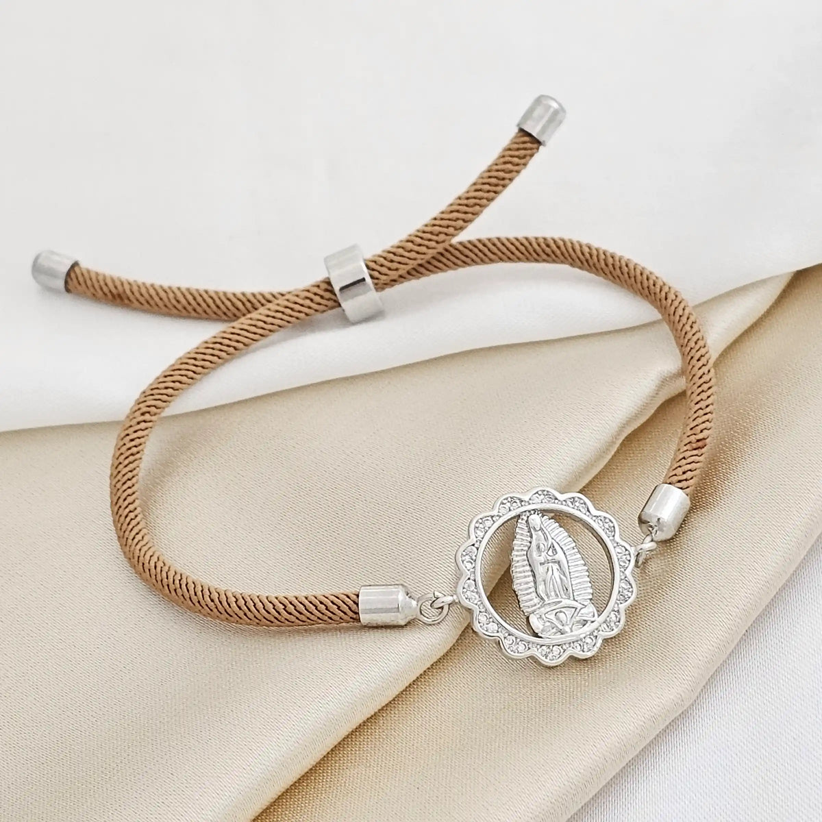 Pulsera Ajustable Marron Herraje Virgen Circones Plateada Rf K3130