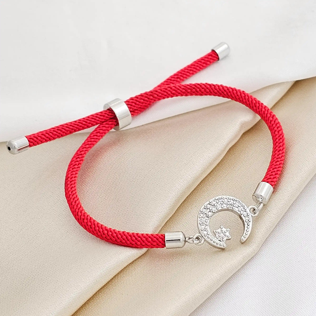 Pulsera Ajustable Roja Herraje Luna Plateada Rf K3121
