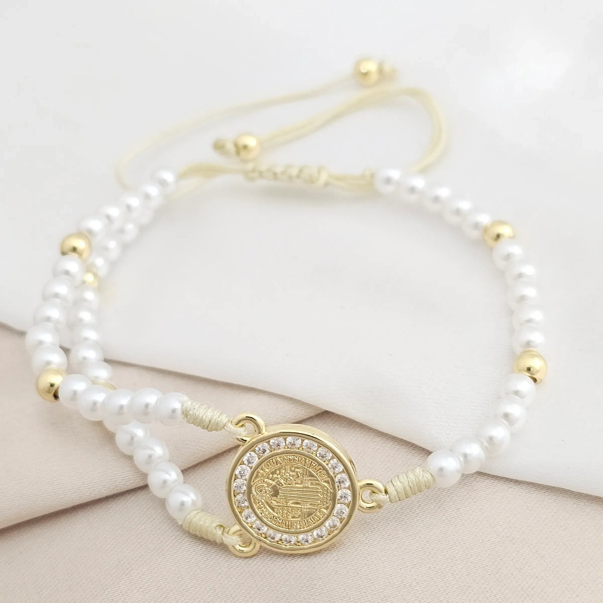Pulsera Beige Perlas Y Balines Dije San Benito Circones Rf K8067