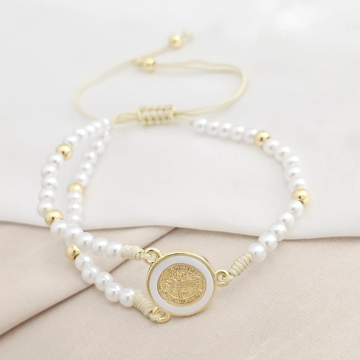 Pulsera Beige Perlas Y Balines Dije San Benito Con Nacar Rf K8072