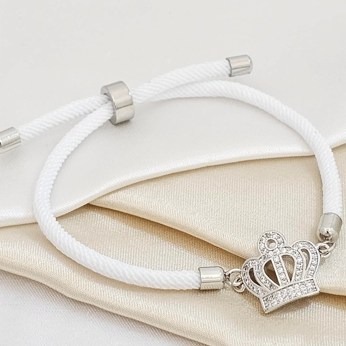 Pulsera Blanc Ajustable C / Herraje Corona Plateada