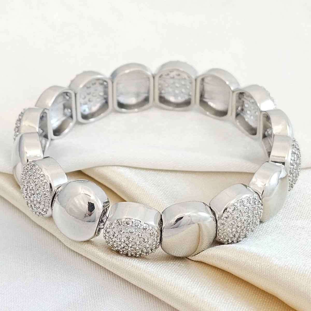 Pulsera Flexible Circulos Lisos Y Circones Plateada Rf K4875