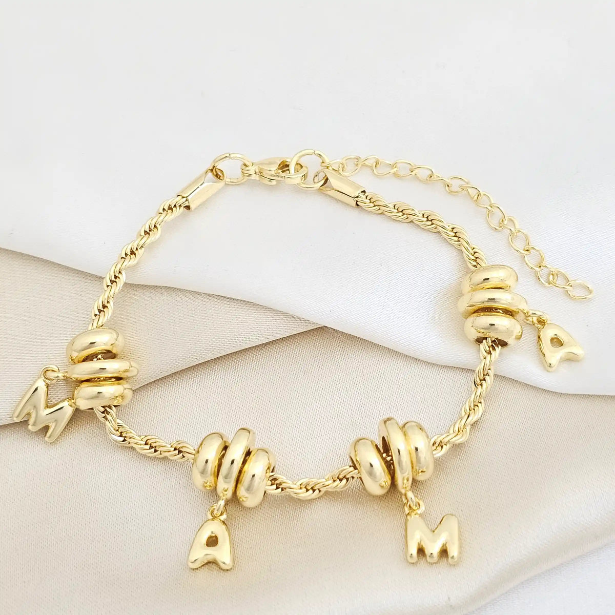 Pulsera Lazo Con Dijes Palabra Mama Extensor Dorado Rf K7723