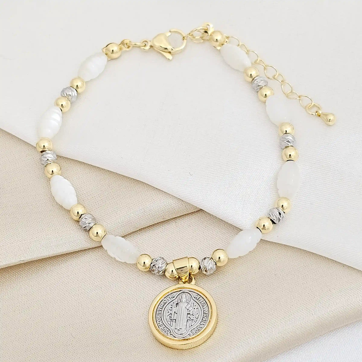 Pulsera Perlas Balines Dorado Y Platedo Dije San Benito Rf K7497