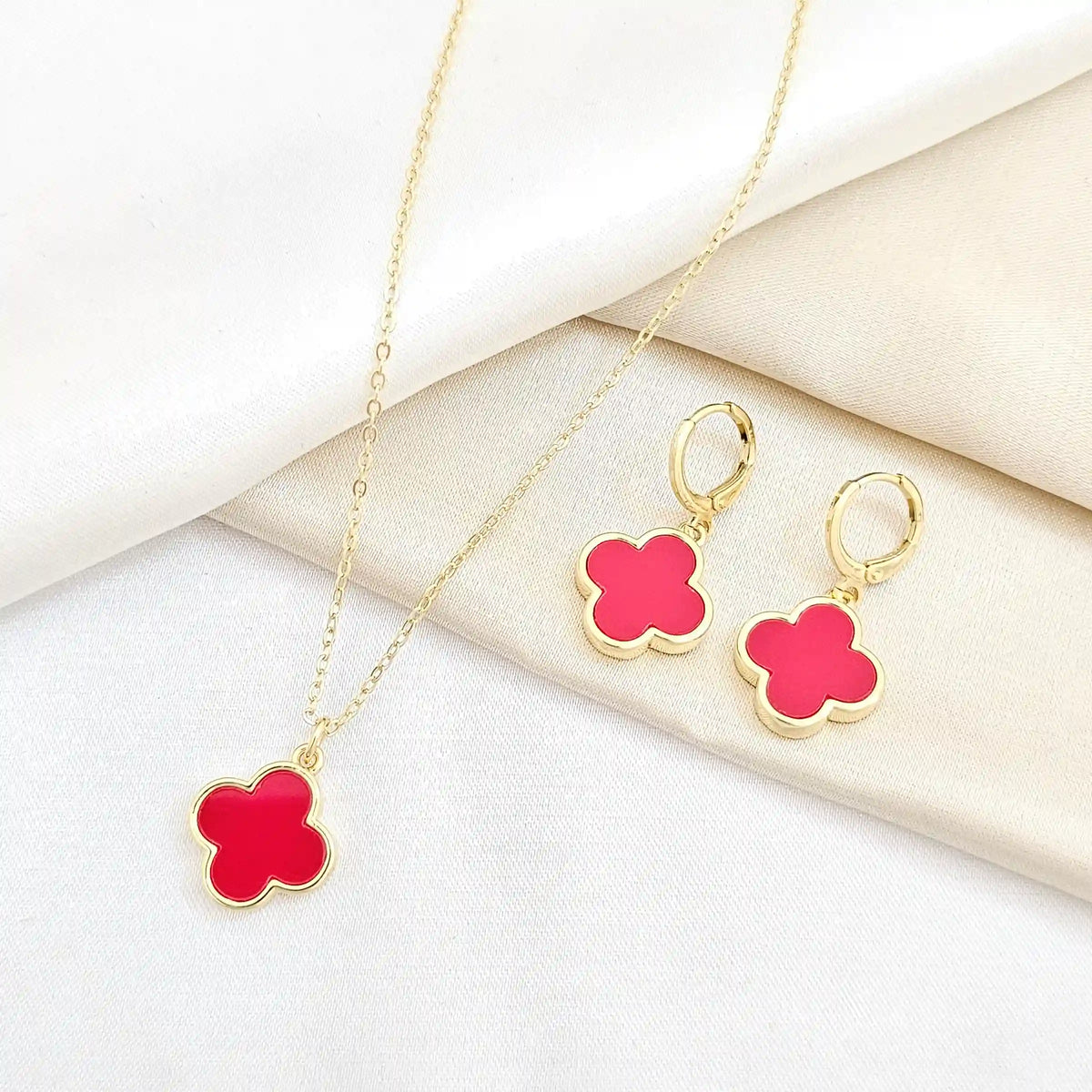 Set Cadena Y Candonga Dorado Trebol Liso Rojo Rf K6245