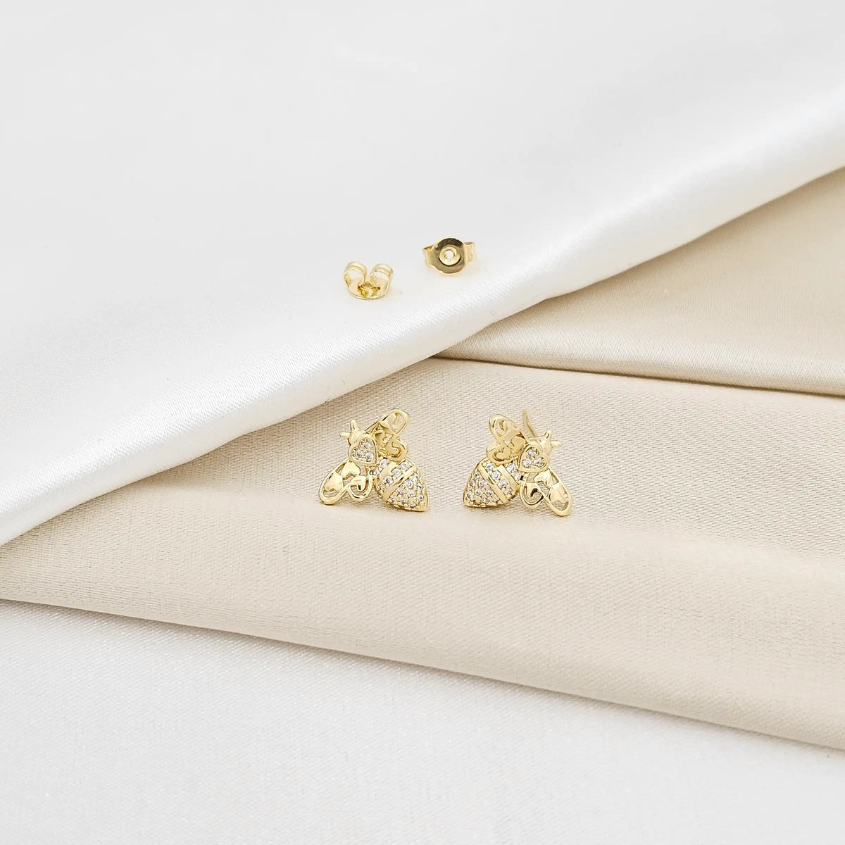 Topo Abeja Con Corazones Y Circones Dorado Rf K6515