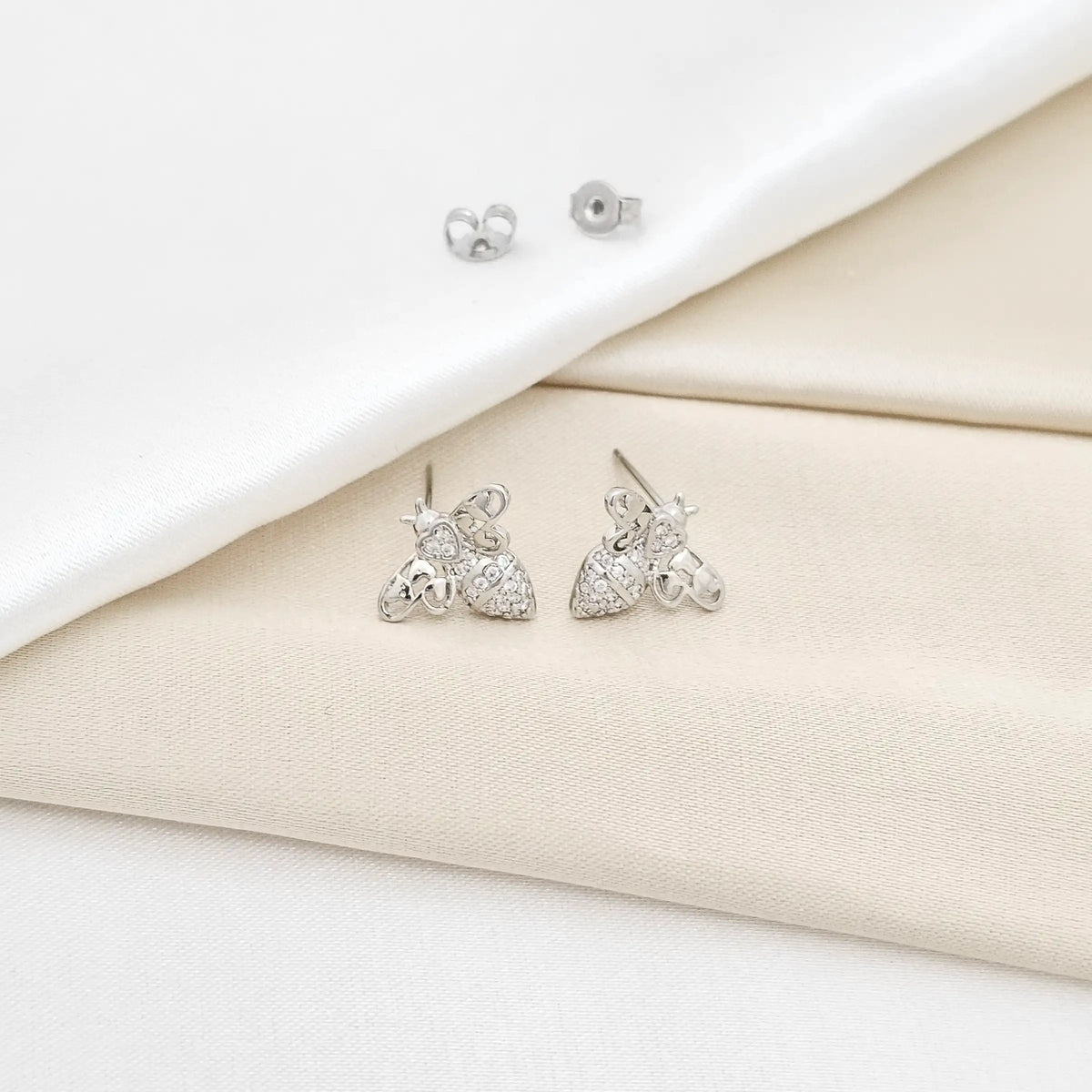 Topo Abeja Con Corazones Y Circones Plateado Rf K6516