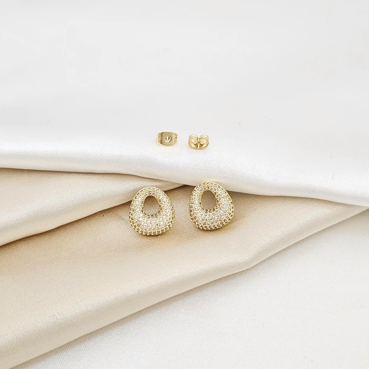 Topo Aro Elegante Dorado Con Circones Rf K7050