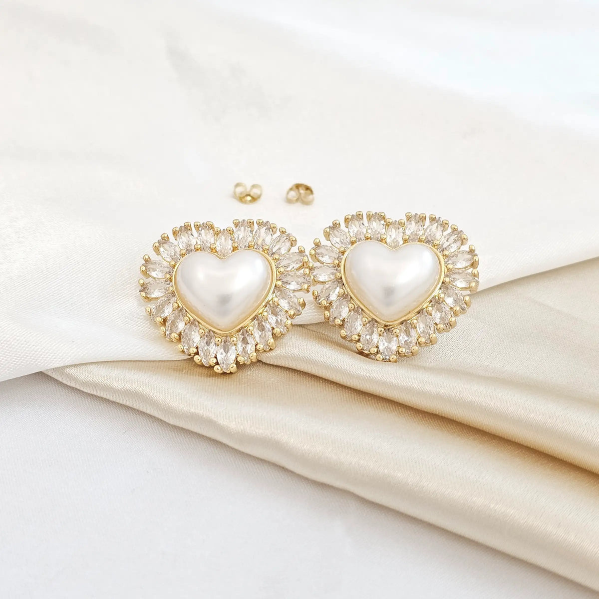 Topo Circones Con Perla De Corazon Dorado Rf K5110