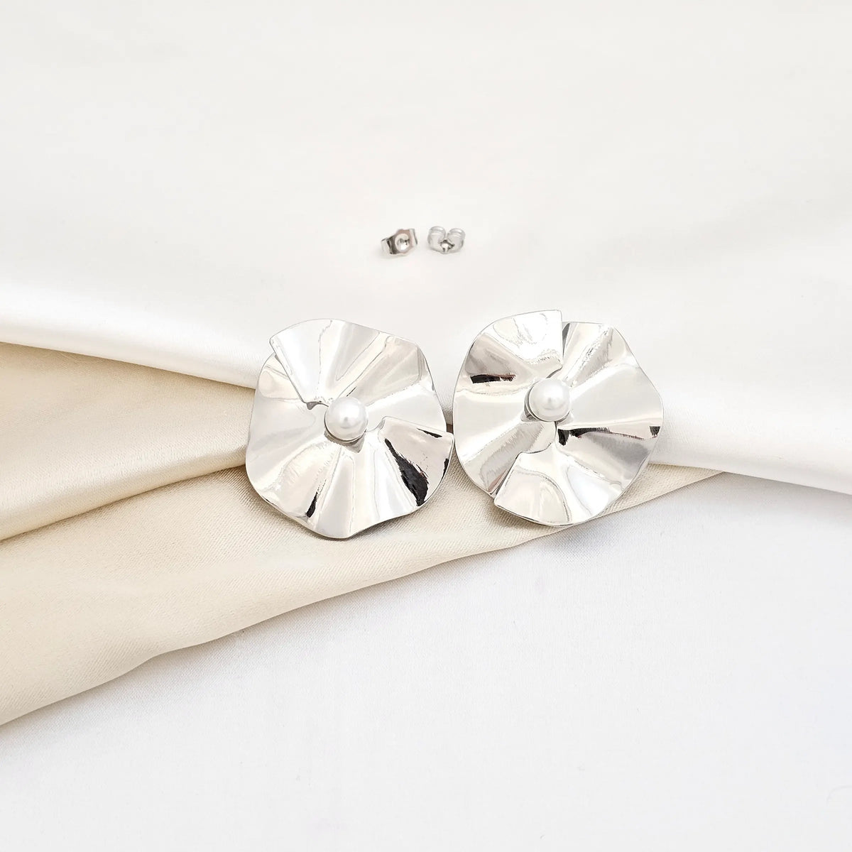 Topo Flor Liso Con Perla 6 Mm Plateado Rf K6099