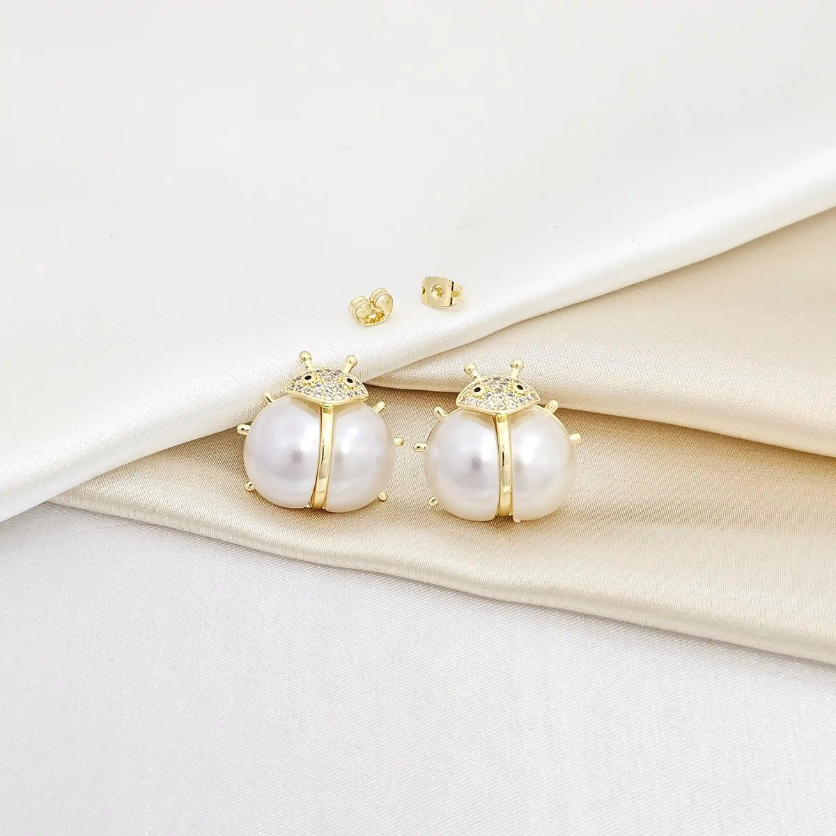 Topo Mariquita Grande Con Perla Dorado Rf K6955
