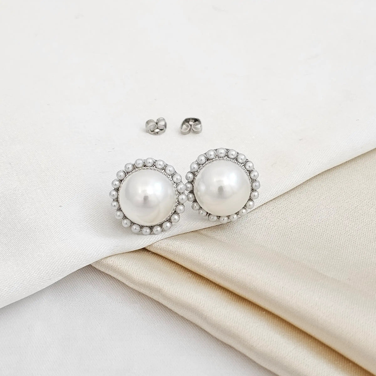 Topo Plateado Perla Grande Con Mini Perlas Rf K5243
