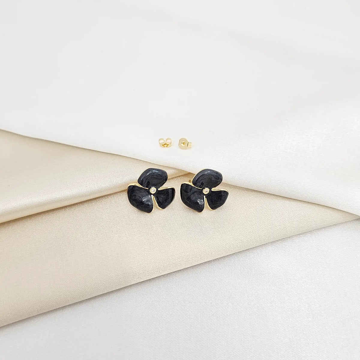 Topo Tres Petalos Dorado Nacar Negro Rf K7155