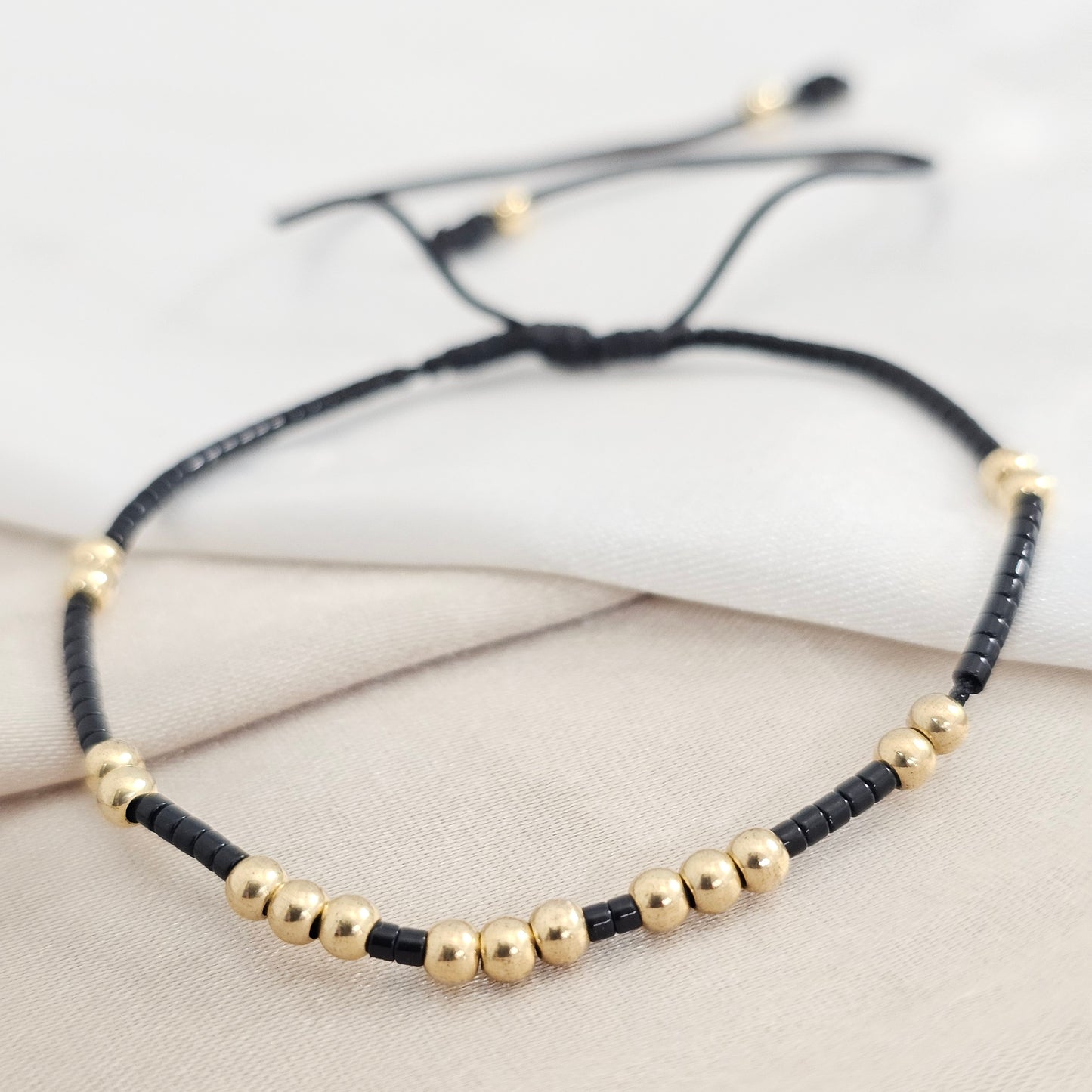 PULSERA GOLD # 3 MIYUKI NEGRA 19 BALINES