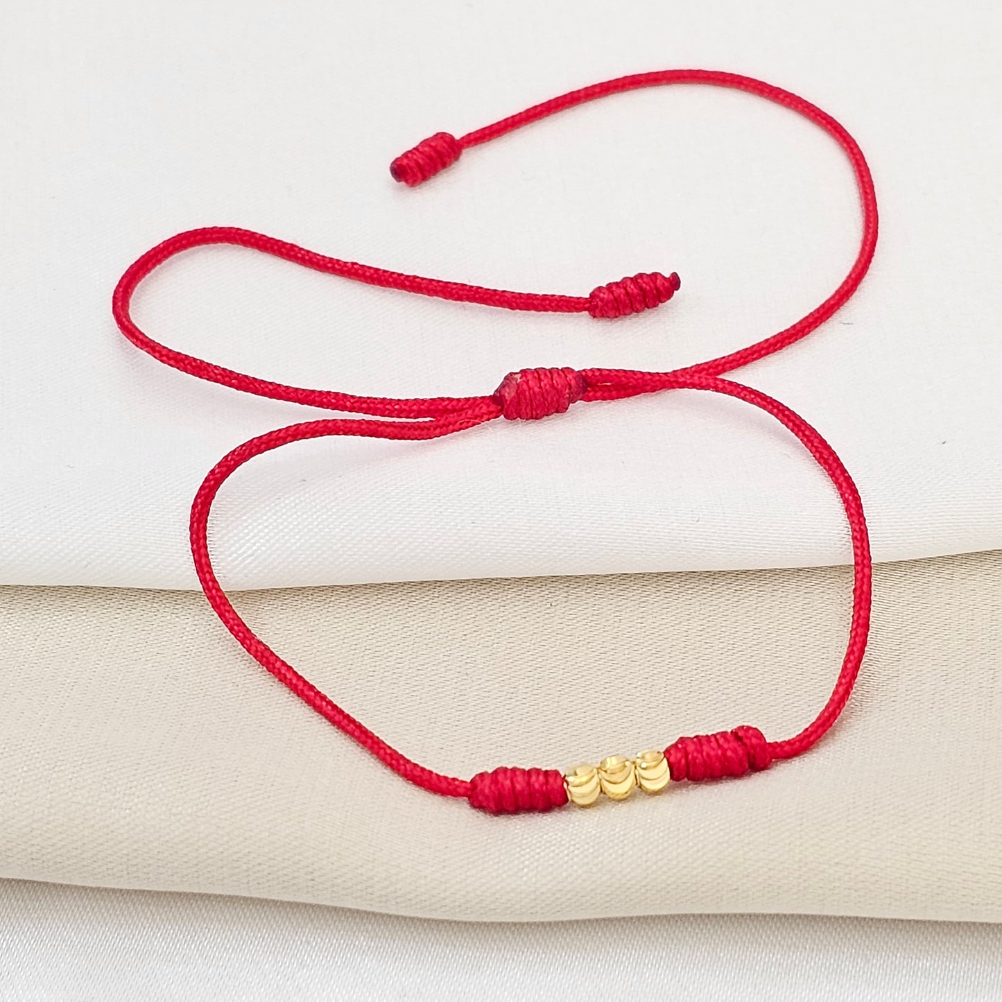 PULSERA GOLD SENCILLA NUDOS S /PTAS NEGRA O ROJA