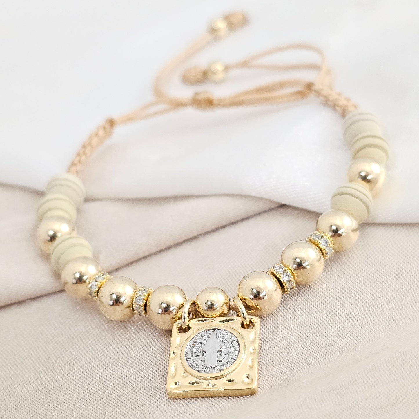 PULSERA GOLD C/ ESCAPULARIO DOBLE CIRCON BEIGE
