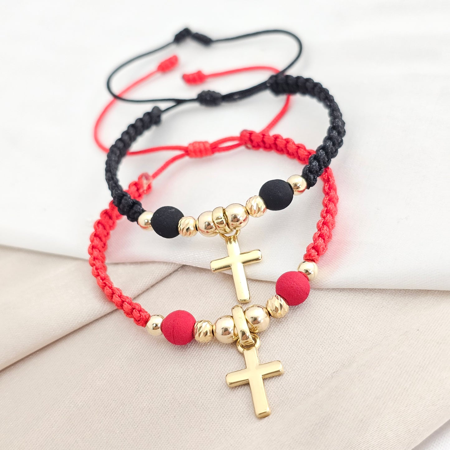 PULSERA GOLD DUO DIJE CRUZ MACRAME NEGRA Y ROJA