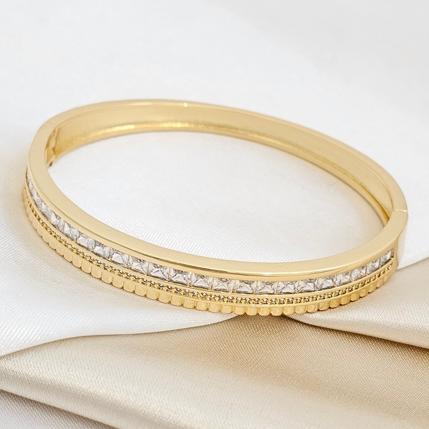 BRAZALETE GRUESO ELEGANTE CON CIRCONES DORADO RF K6829