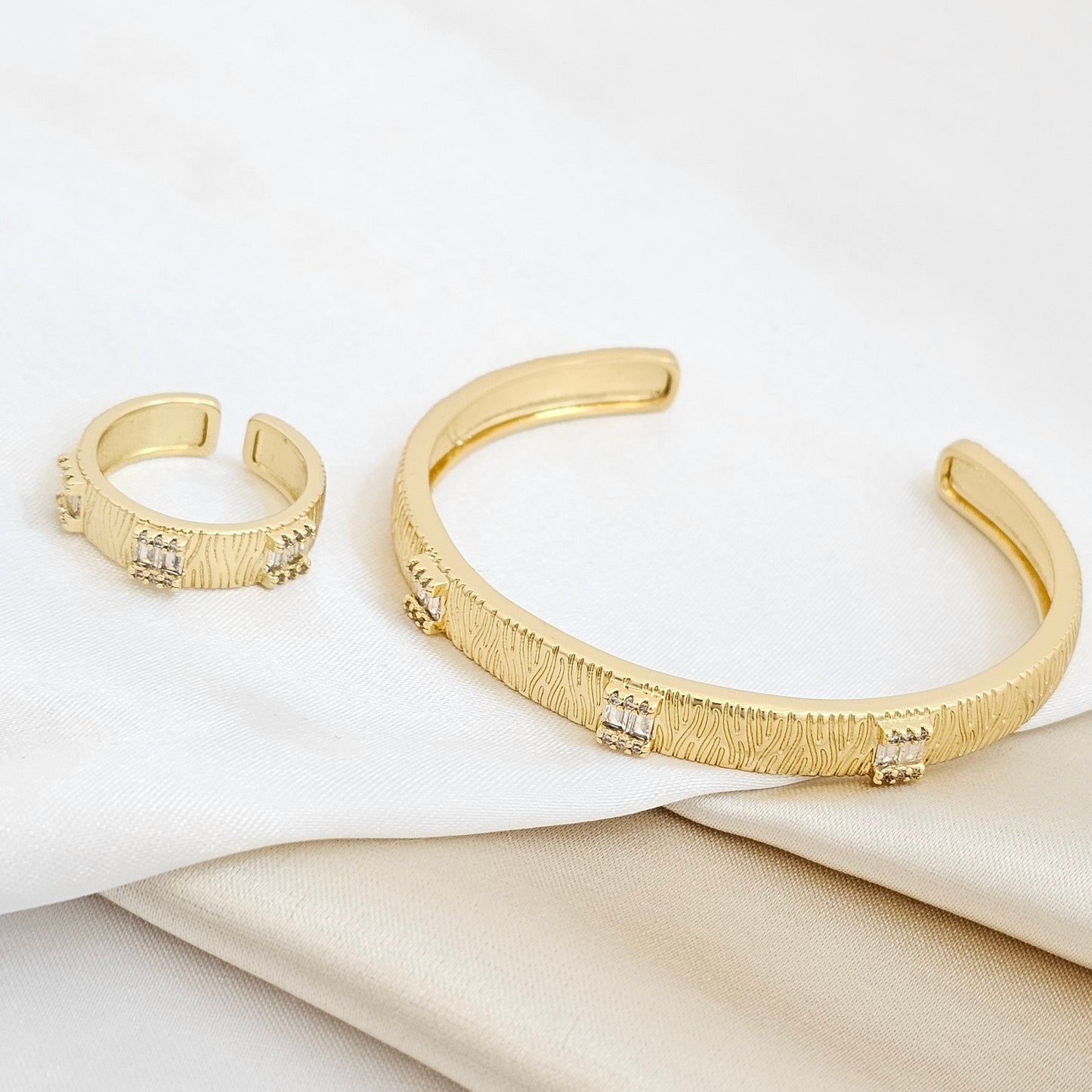 BRAZALETE Y ANILLO RAYADOS CON CIRCONES DORADO RF K6830