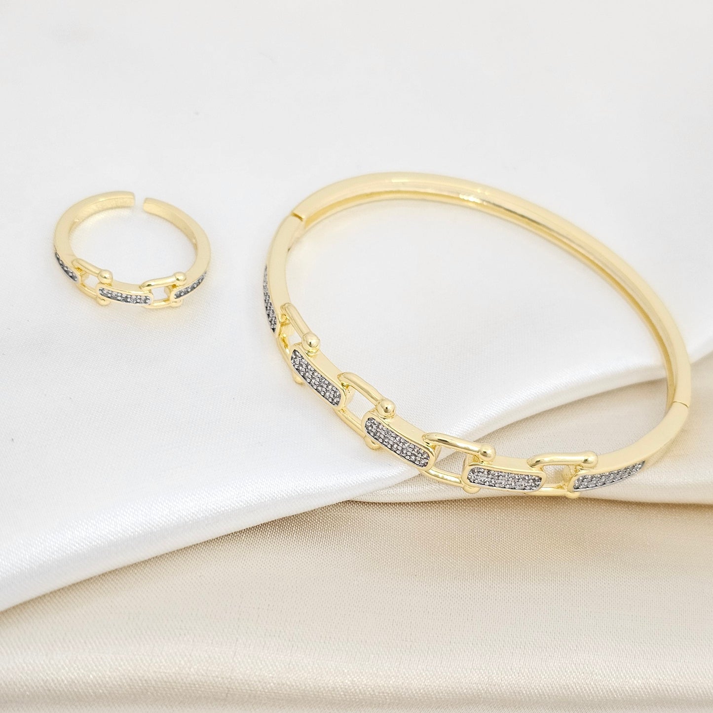 BRAZALETE Y ANILLO ESLABONES DORADO CIRCONES PLATEADO RF K6861