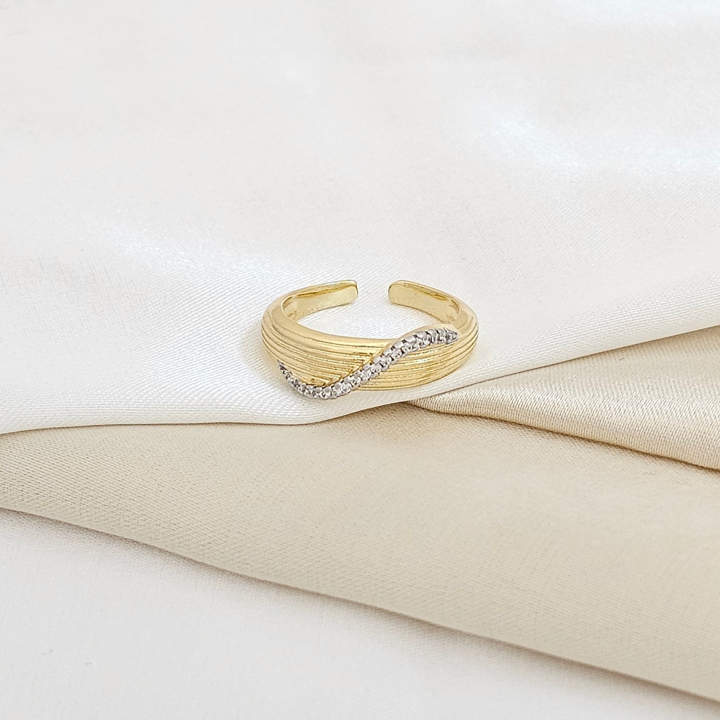 ANILLO RAYADO DORADO CON LINEA PLATEADO RF K5429