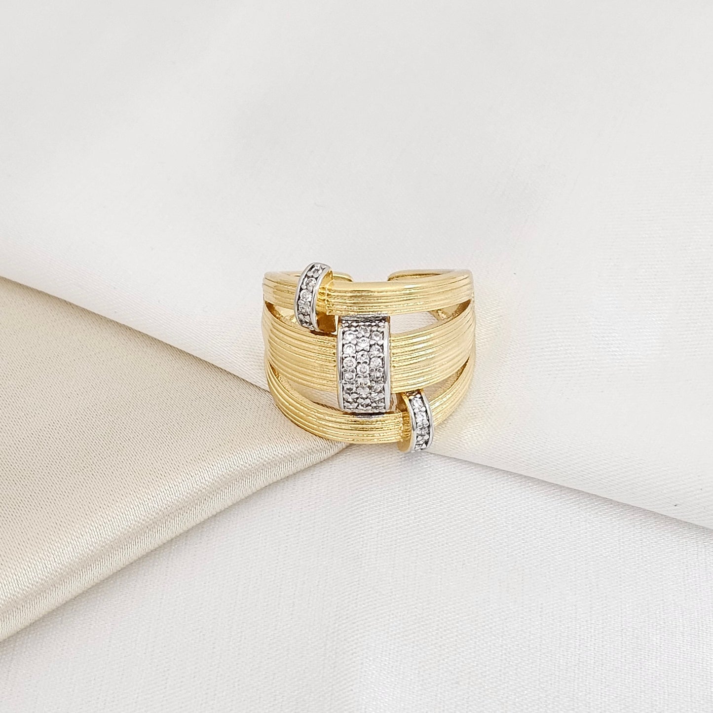 ANILLO CON LINEAS DORADO CON CIRCONES PLATEADOS RF K5522