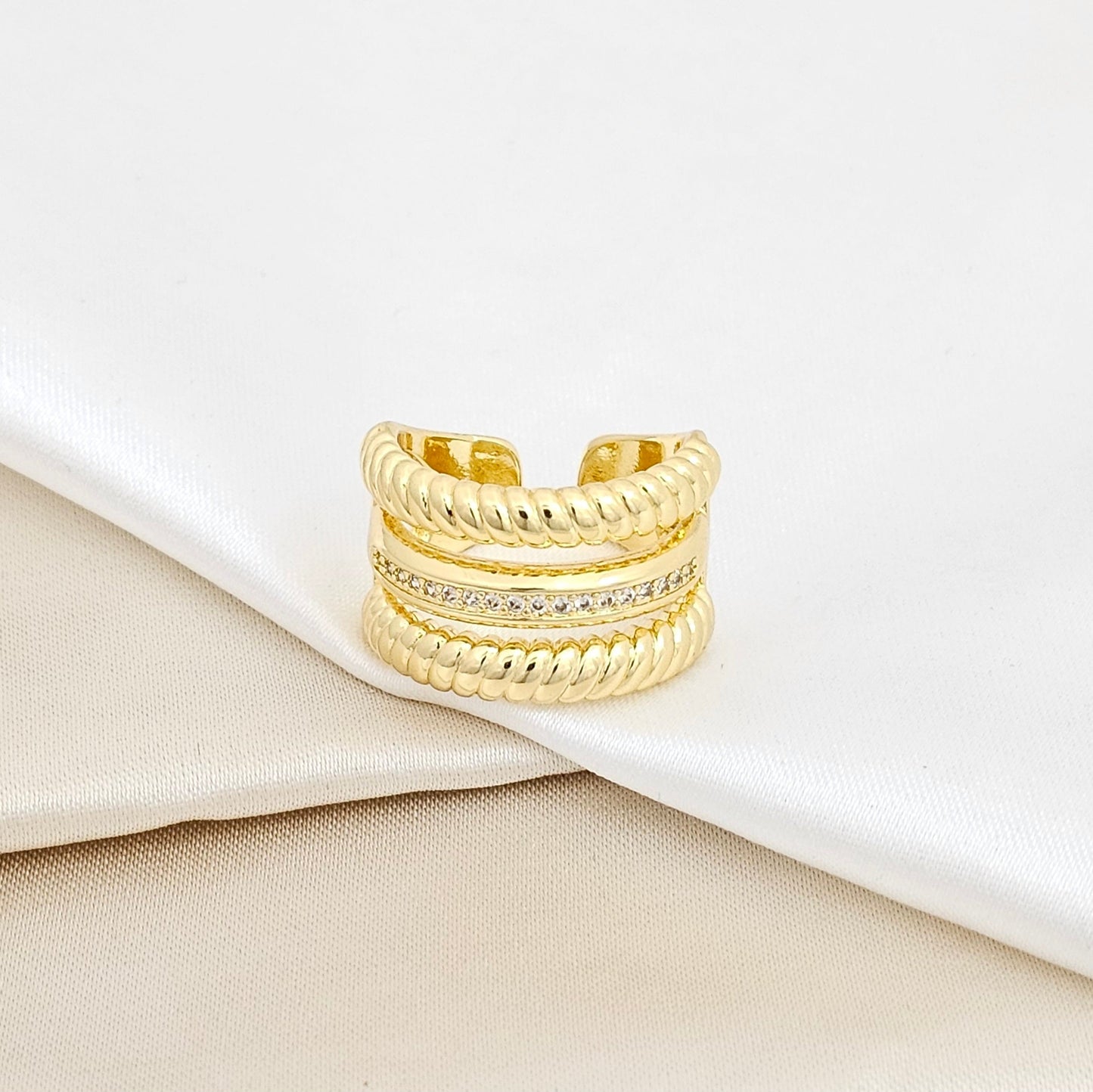 ANILLO TRES LINEAS TRENZADAS Y CIRCONES DORADO RF K5685