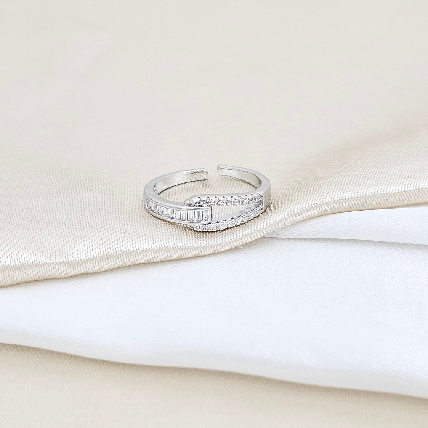 ANILLO ENLAZADO CON CIRCONES PLATEADO RF K5815