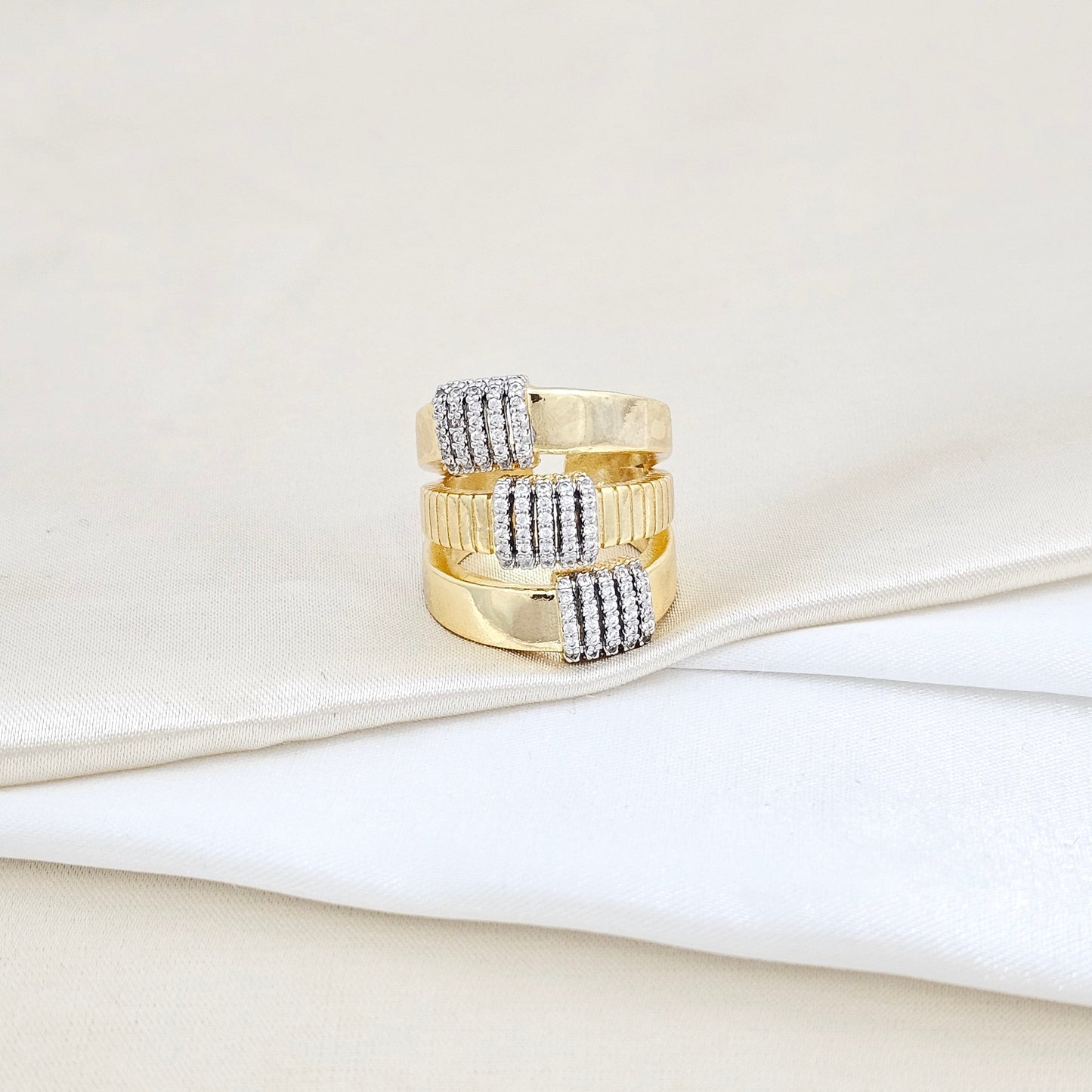 ANILLO TRES LINEAS GRUESAS DORADO CIRCONES PLATEADO RF K5817