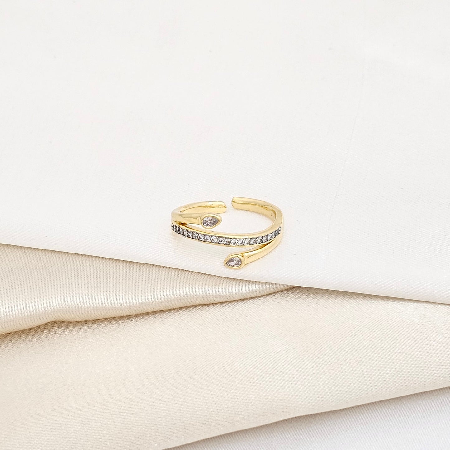 ANILLO TRES LINEAS DORADO CON CIRCONES PLATEADO RF K5922