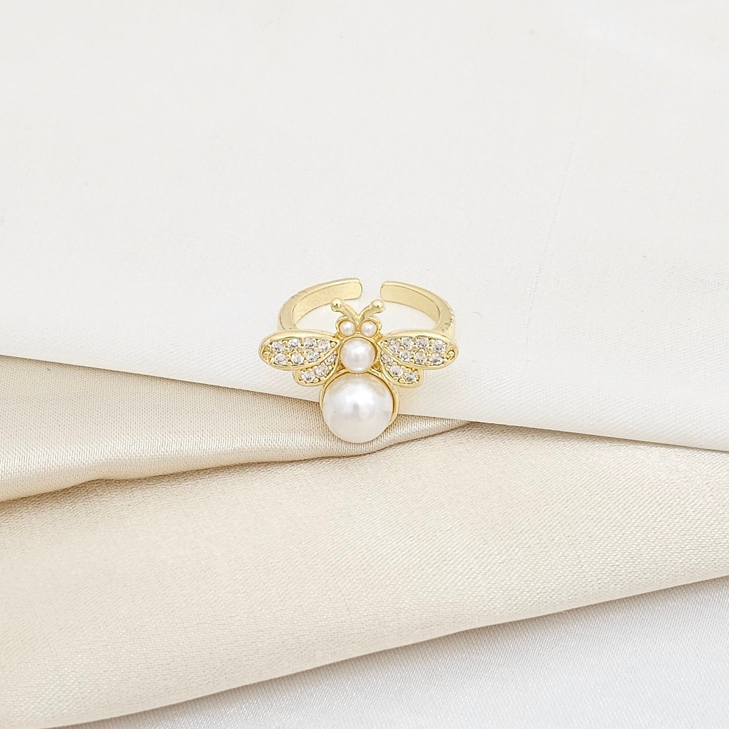 ANILLO ABEJA CON PERLA Y CIRCONES DORADO RF K5923