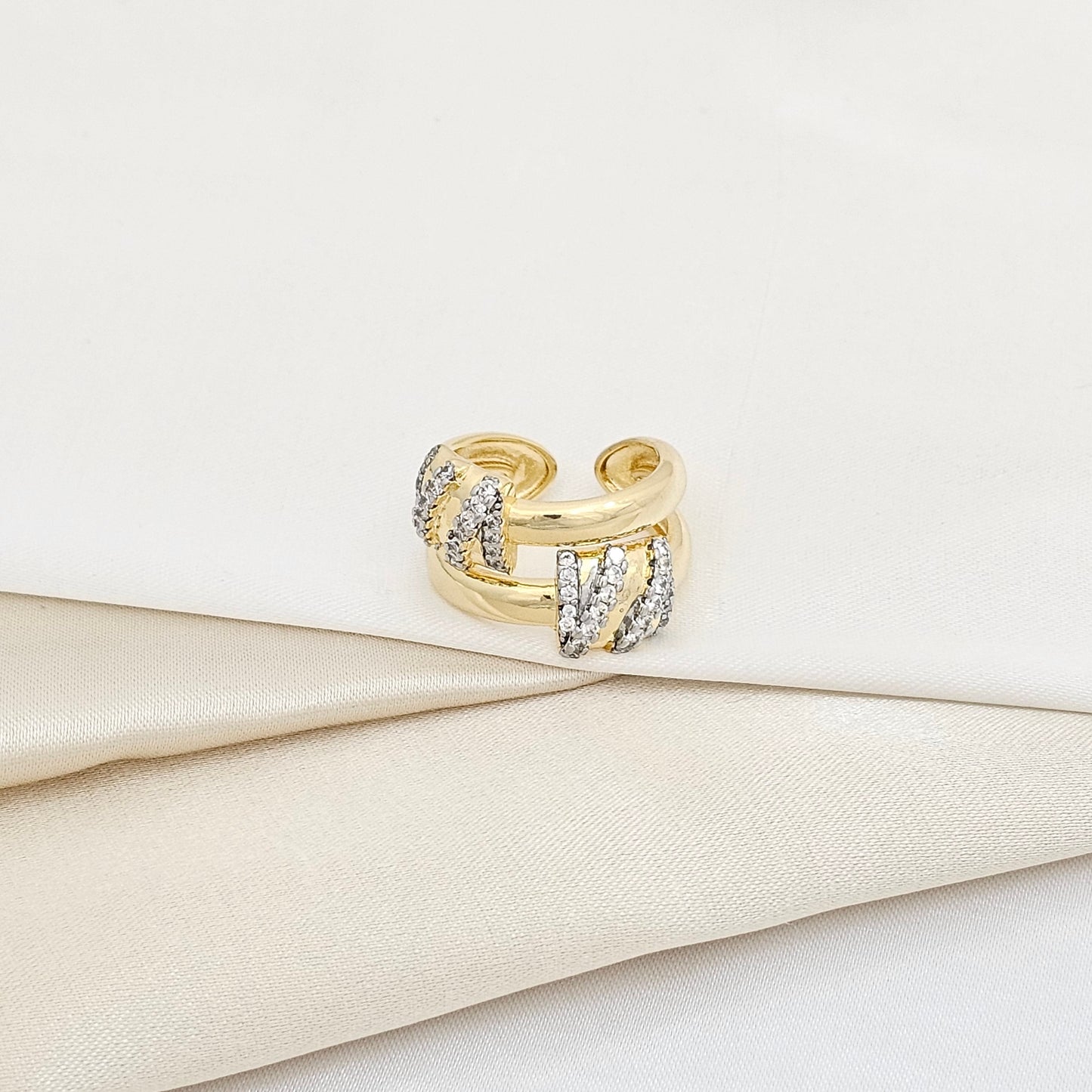 ANILLO DOS LINEAS DORADO LISO CON CIRCONES PLATEADOS RF K5937