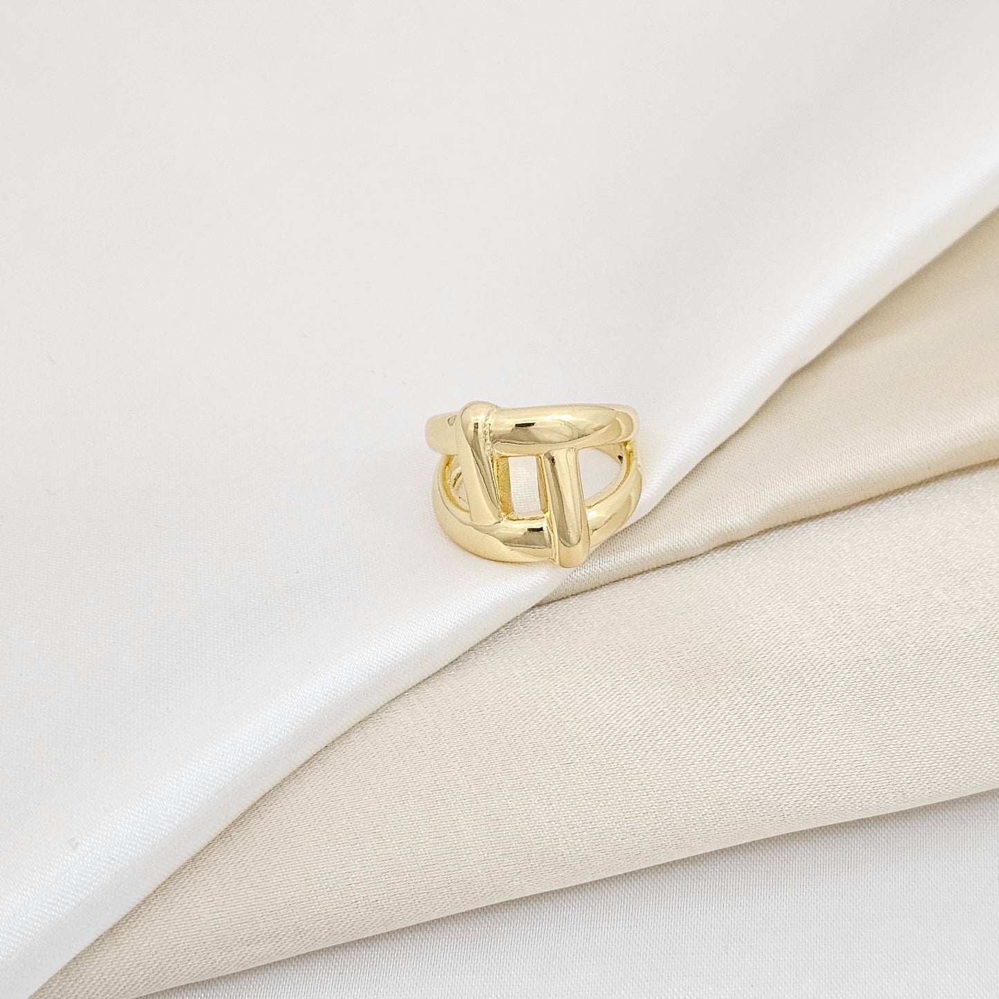 ANILLO LISO CON LINEAS ELEGANTE DORADO RF K6001