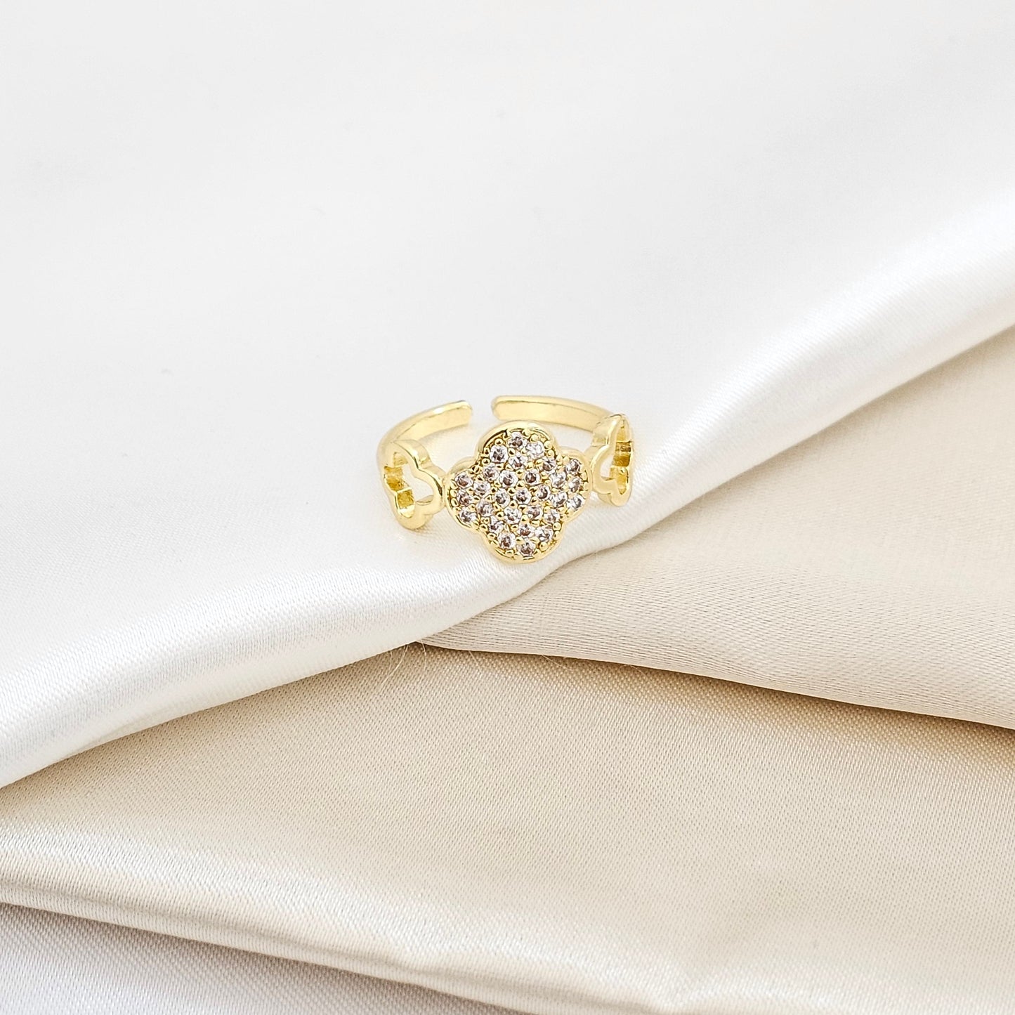 ANILLO TRES TREBOL LISOS Y CON CIRCONES DORADO RF K6223