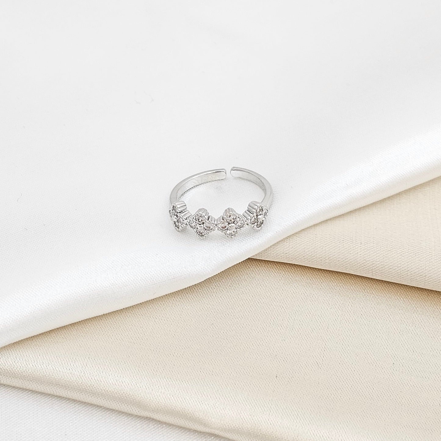 ANILLO CUATRO TREBOL CON CIRCONES PLATEADO RF K6308