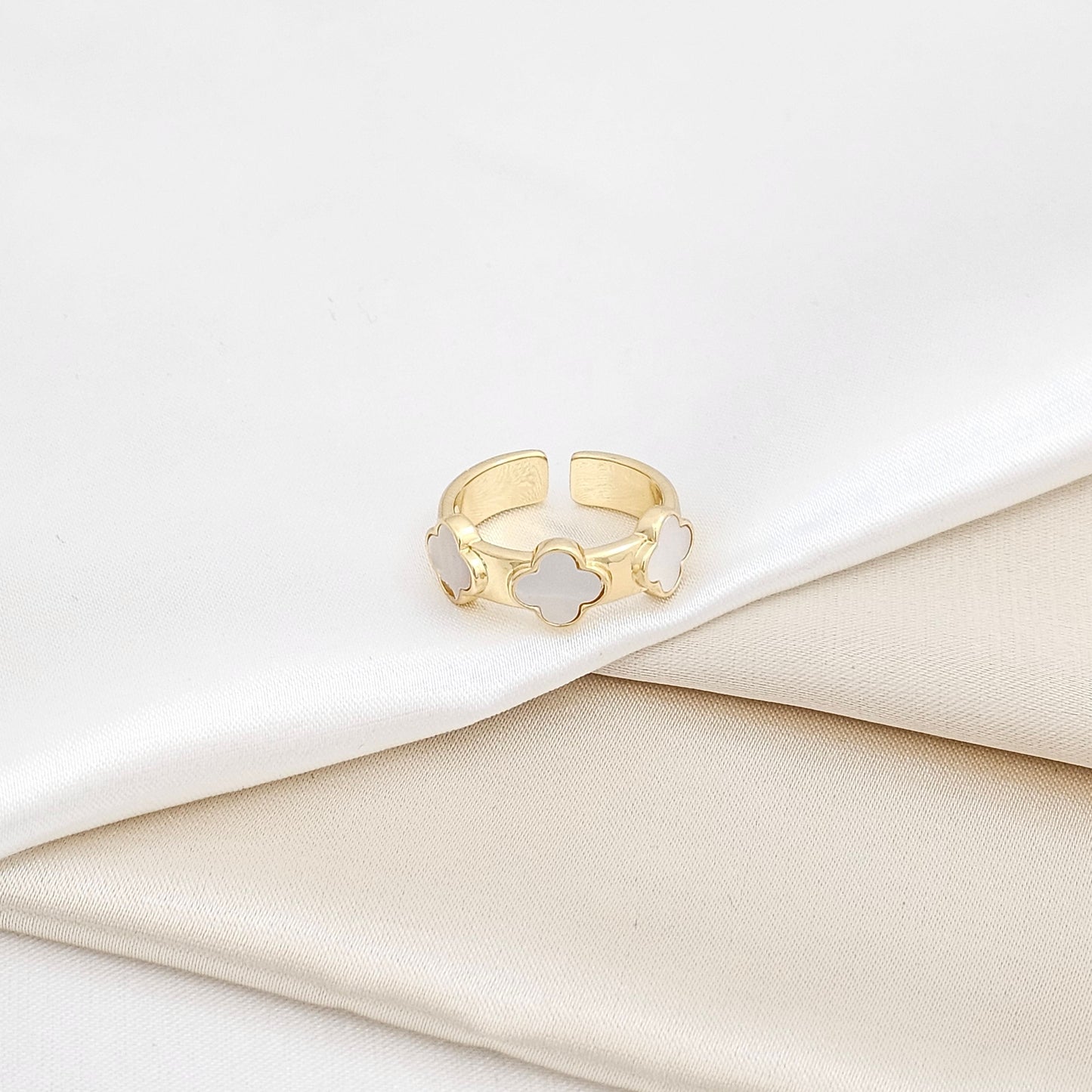ANILLO DORADO TRIPLE TREBOL BLANCO RF K6312