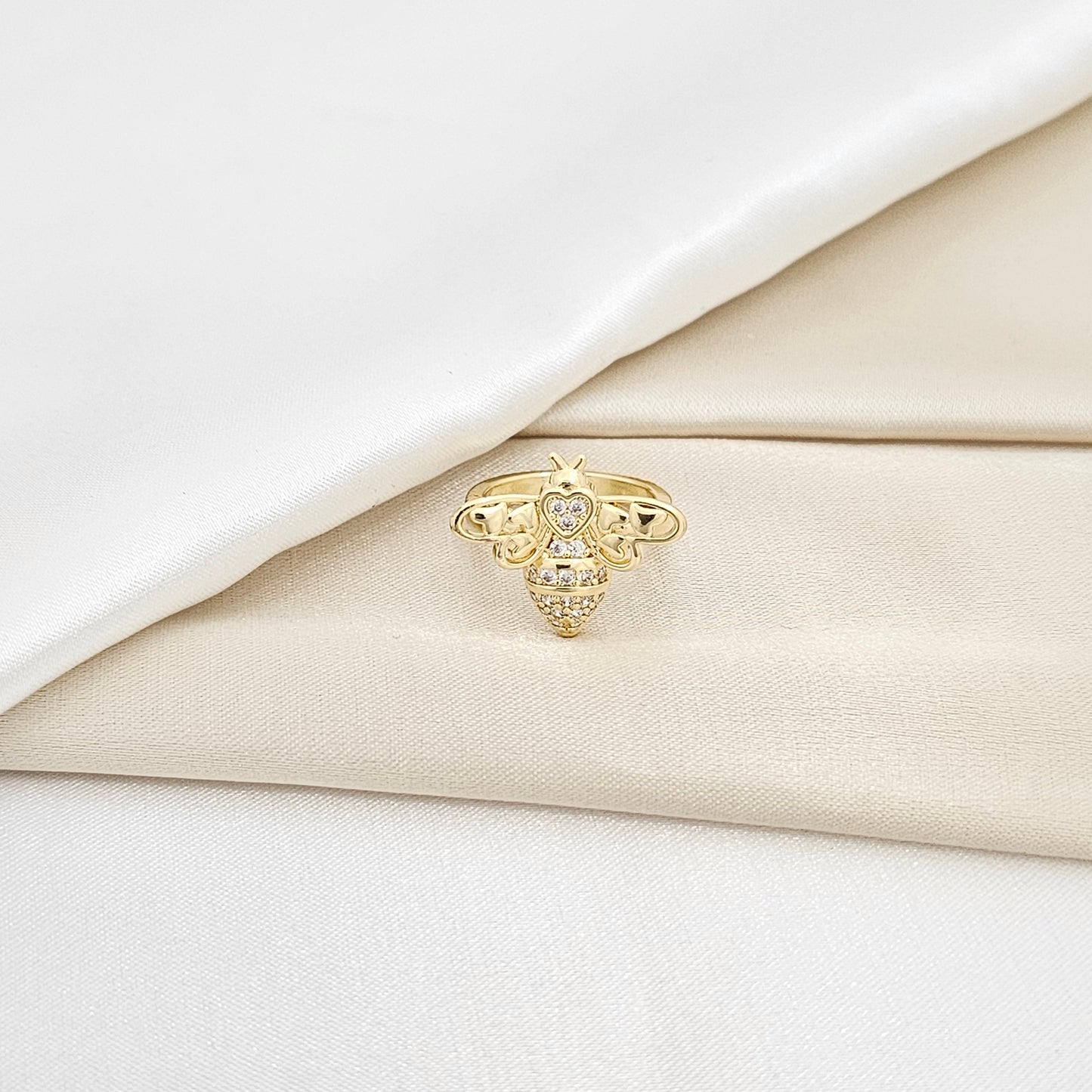 ANILLO ABEJA CON CORAZONES Y CIRCONES DORADO RF K6525