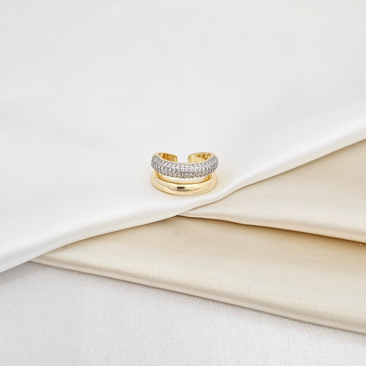 ANILLO DOBLE LINEA DORADO CON CIRCONES PLATEADO RF K6946