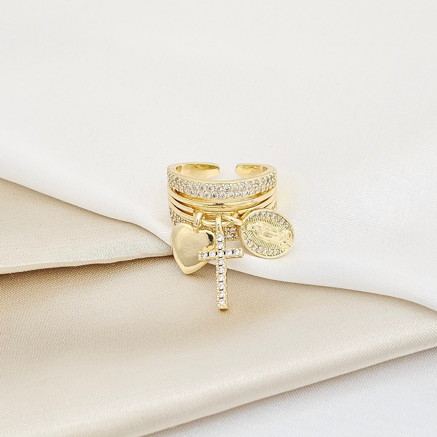ANILLO LINEAS CIRCONES CON DIJES CRUZ CORAZON Y VIRGEN RF K7507