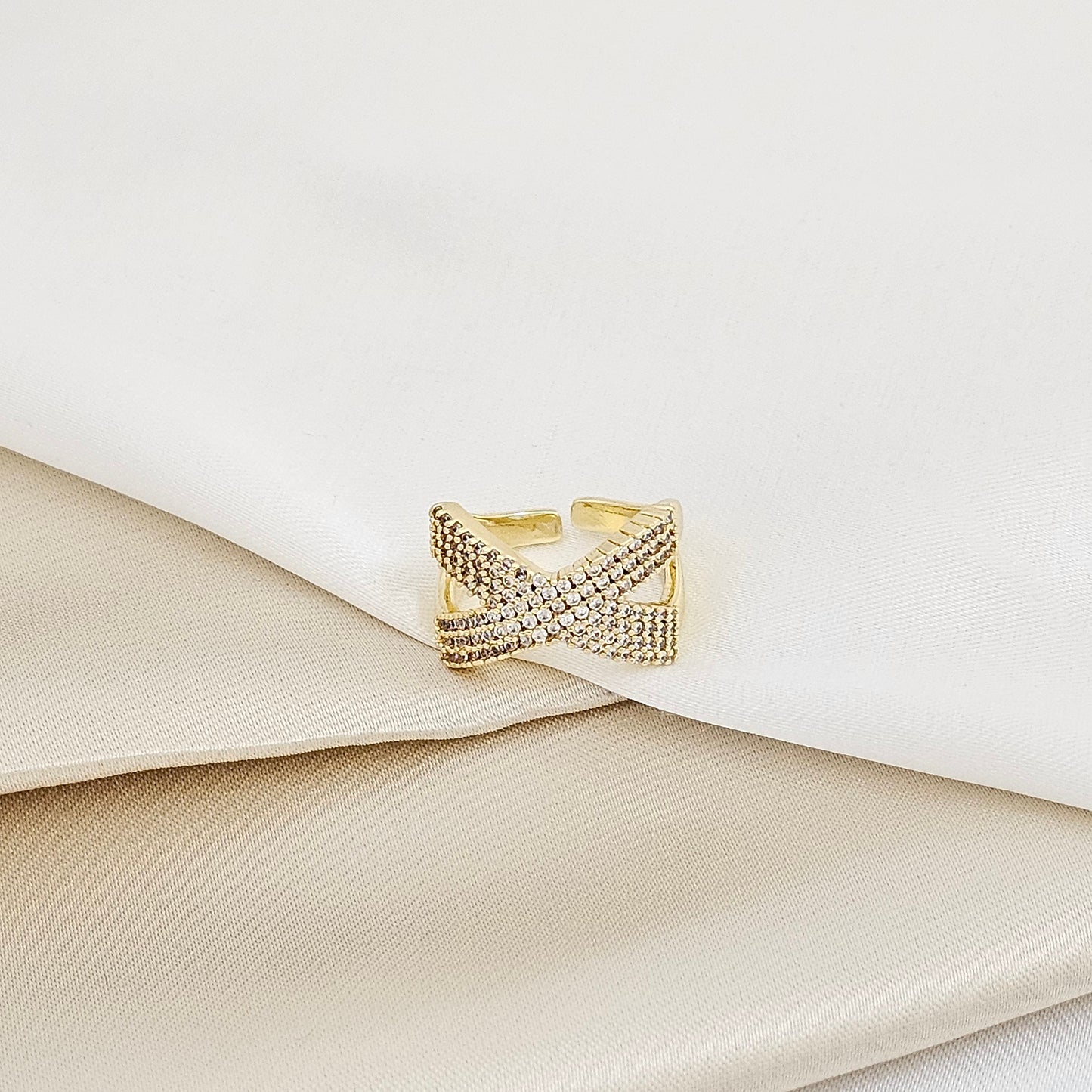 ANILLO ELEGANTE X CON CIRCONES DORADO RF K7509