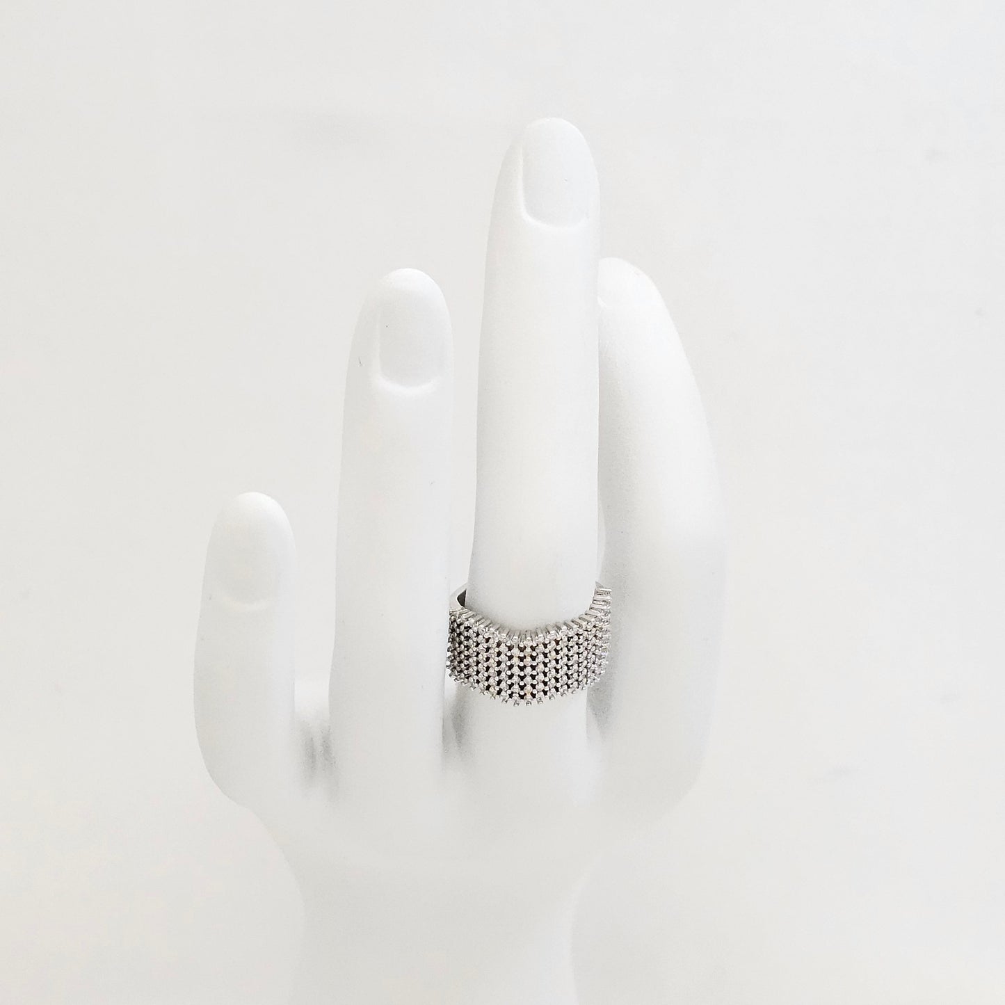 ANILLO GRUESO ONDULADO CON CIRCONES PLATEADO RF K7584